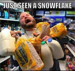 Hombre en el supermercado con leche y pan de molde alerta tormenta en Cork